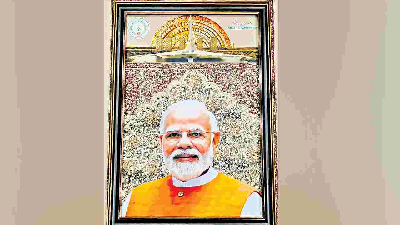 Modi Felicitation: ధర్మవరం శాలువా బందరు కళారూపం
