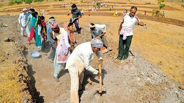 Worker Aid Hike: ఉపాధి శ్రామికుల ప్రమాద పరిహారం పెంపు