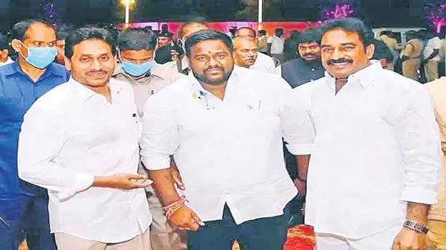 Kadapa Mayor: మేయర్ మున్సిపల్‌ చైర్మన్‌లపై వేటు