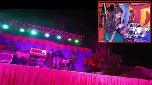 Young Woman Video: వేదికపై డాన్స్ చేస్తున్న యువతి.. సమీపానికి వెళ్లిన యువకుడు.. ఒడిలో పడుకుని మరీ..