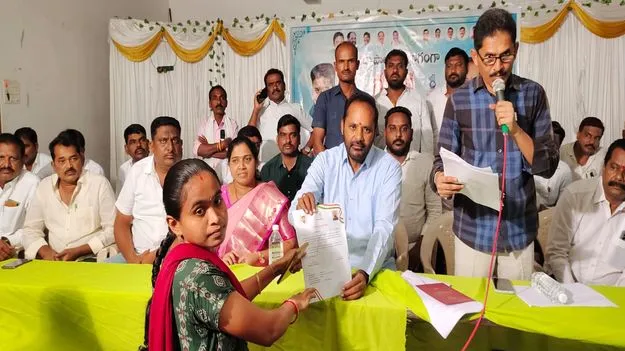 పదేళ్ళ నిరీక్షణ అనంతరం  రేషన్‌ కార్డుల అందజేత