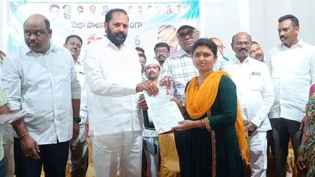 ఇచ్చిన మాట ప్రకారం రేషన్‌కార్డులు అందజేస్తున్నాం