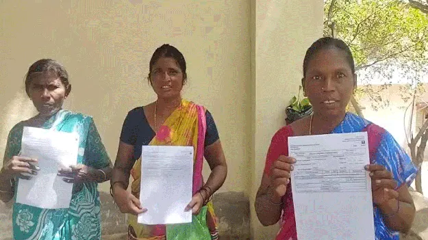  జాబ్‌కార్డులు అందజేసిన అధికారులు