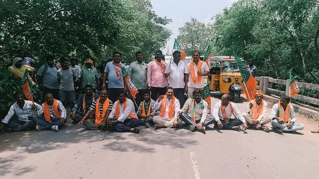 డబుల్‌ బెడ్‌రూం ఇండ్లు కేటాయించాలి