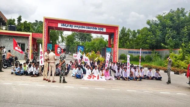 ఫీజు రీయింబర్స్‌మెంట్‌ వెంటనే చెల్లించాలి