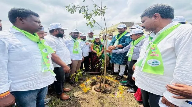 కాలుష్యాన్ని తగ్గించేందుకు ప్రతీ ఒక్కరు మొక్కలు నాటాలి 