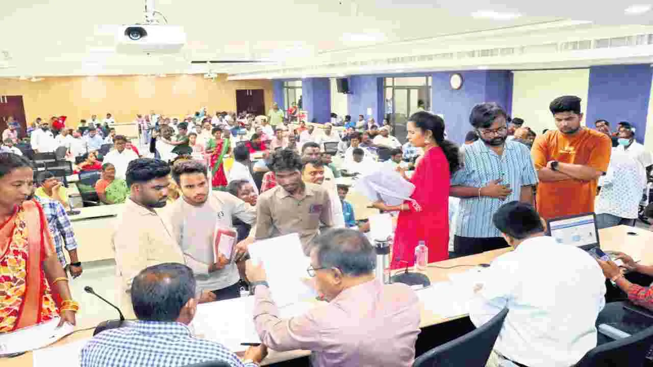 దివ్యాంగులకు చేయూత