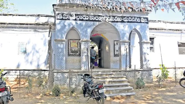 జిల్లాకు కొత్త భవనాలు