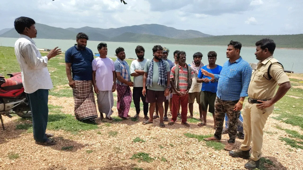 అక్రమంగా చేపల వేట నిర్వహిస్తే చర్యలు 