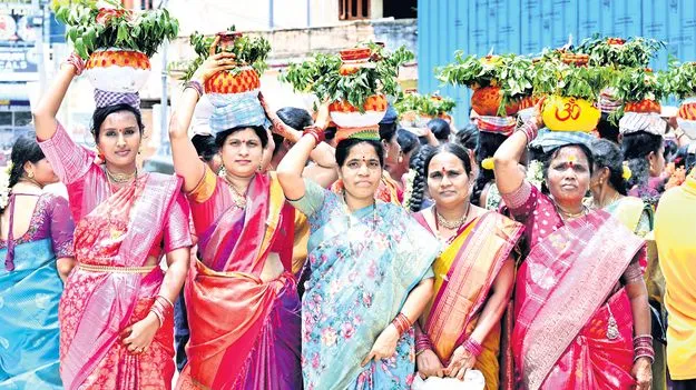 బోనం ఎత్తిన భువనగిరి 