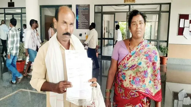 కలెక్టరేట్‌లో పురుగులమందు తాగేందుకు యత్నం