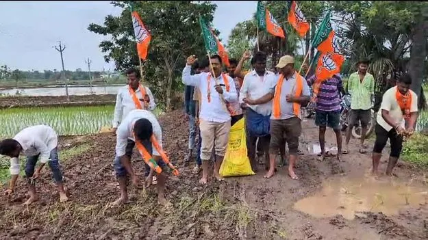 బురద రోడ్డుపై నాట్లు వేసి నిరసన