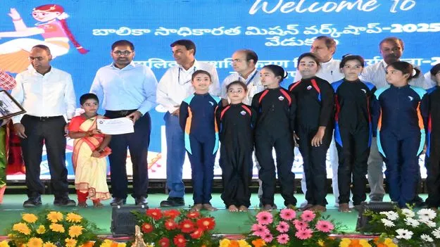 బాలికలు అన్ని రంగాల్లో రాణించాలి