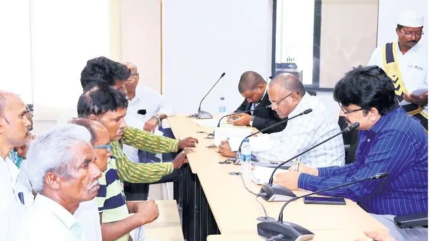 ఫిర్యాదులను పరిష్కరించాలి