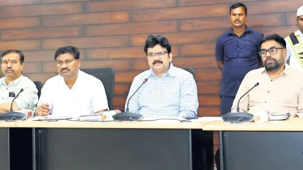 మౌలిక వసతులకు ప్రాధాన్యం ఇవ్వండి