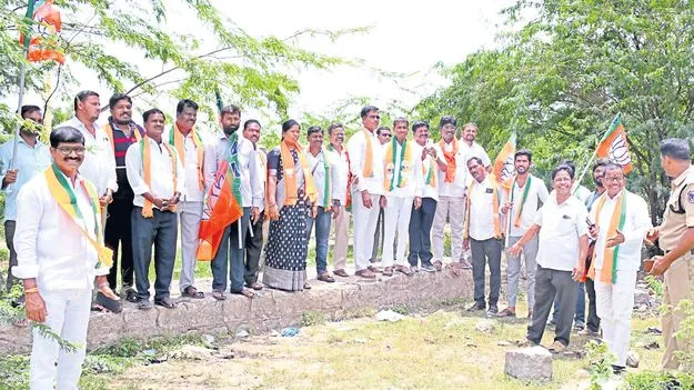 ఎమ్మెల్యే నిర్లక్ష్యంతోనే పనుల్లో జాప్యం