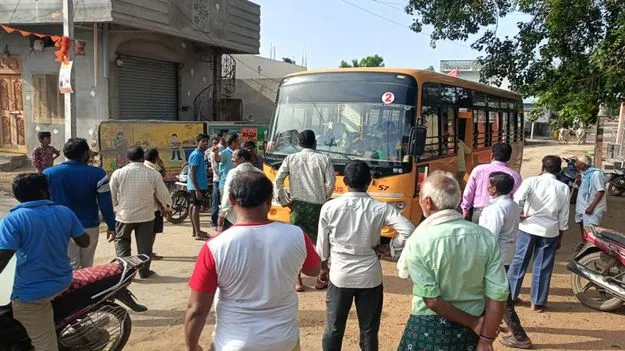ప్రైవేట్‌ స్కూల్‌ బస్సును అడ్డుకున్న గ్రామస్థులు