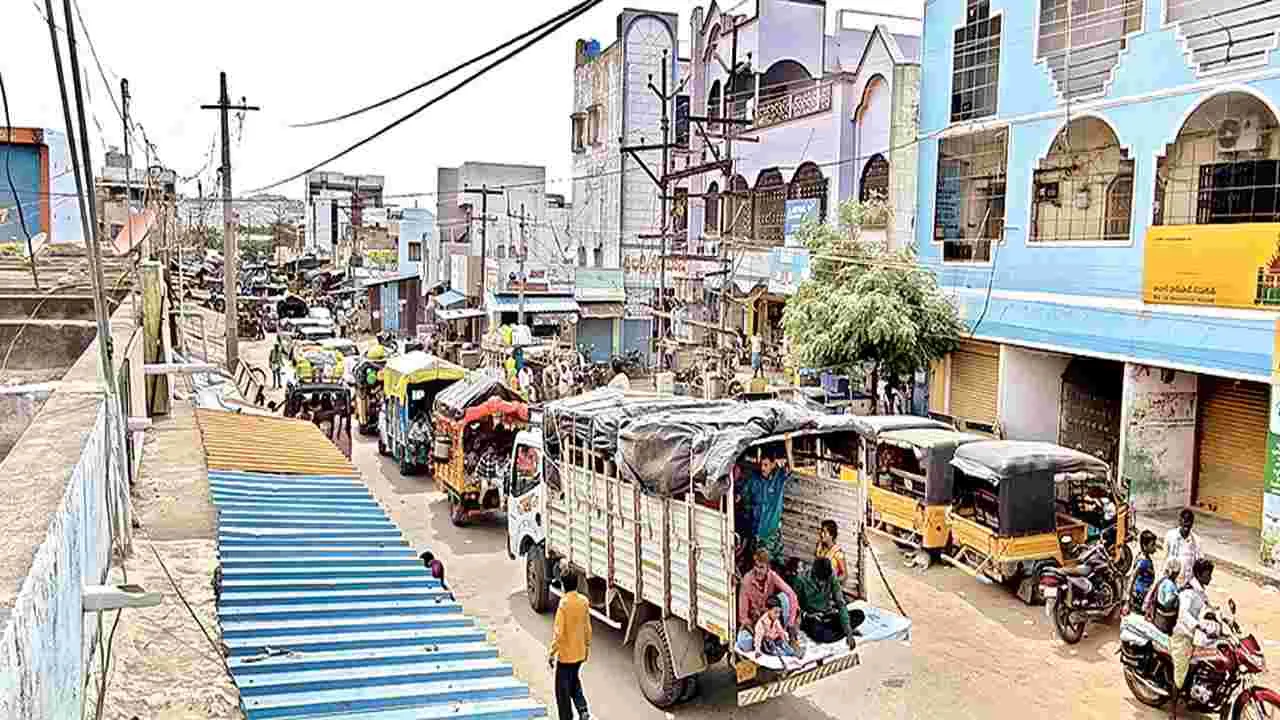    దారులన్నీ అటువైపే..!