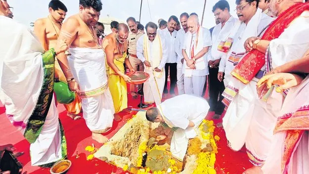 వేదాలకు నిలయం.. యాదగిరిగుట్ట 