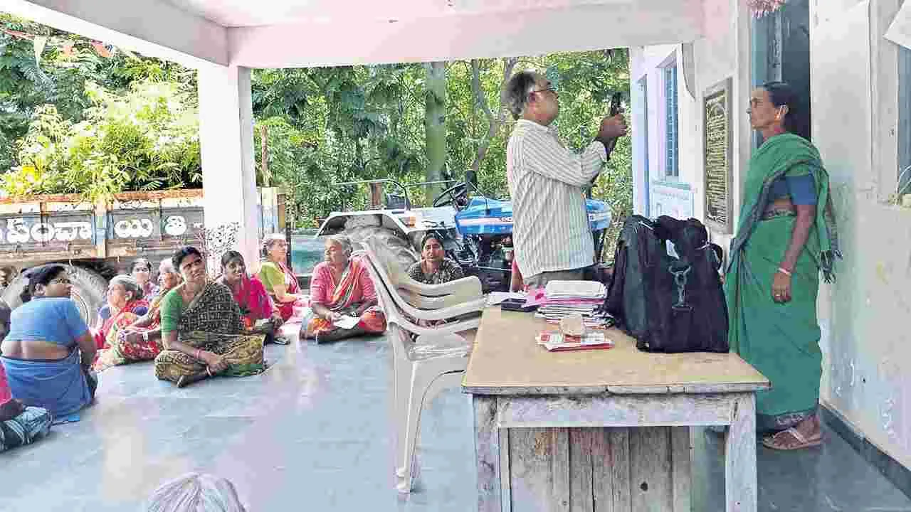పింఛన్‌దారులకు కష్టాలు