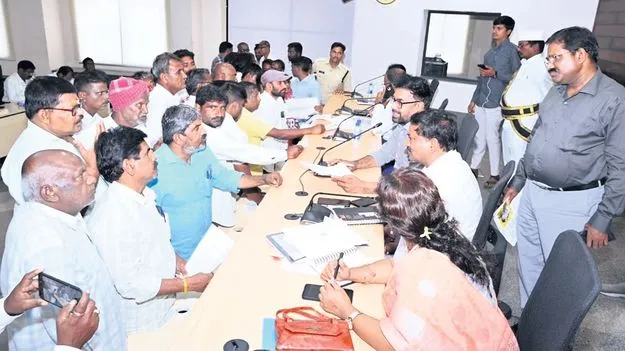 ‘ప్రజావాణి’ దరఖాస్తులను పరిష్కరించాలి