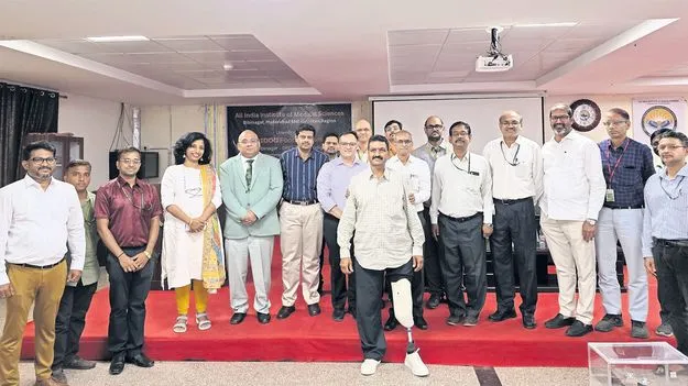 ఎయిమ్స్‌లో దివ్యాంగుడికి కృత్రిమ కాలు ఏర్పాటు