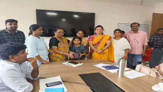 విద్యార్థులకు వినికిడి యంత్రాల అందజేత