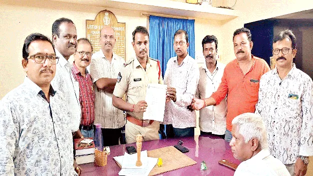 ట్రాఫిక్‌ సమస్యలు పరిష్కరించండి