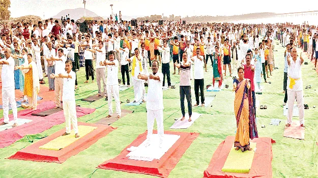 Yogandhra on the coast of Chintapalli చింతపల్లి తీరంలో యోగాంధ్ర