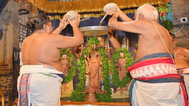 అహోబిలేశుడికి తిరుమంజనం 