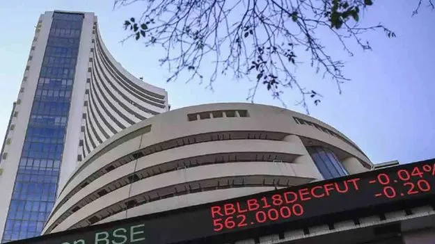 Indian Stock Market: ఐటీ బ్యాంకింగ్‌ షేర్లలో అమ్మకాలు