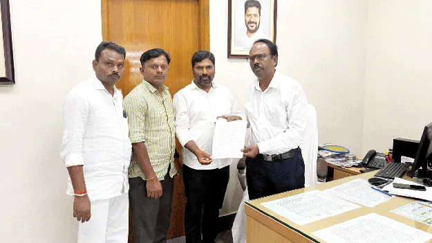 డీఈవోపై చర్యలు తీసుకోవాలి