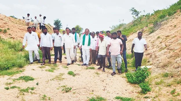 పెండింగ్‌ ప్రాజెక్టులు పూర్తి చేసి  సాగునీరు అందించాలి