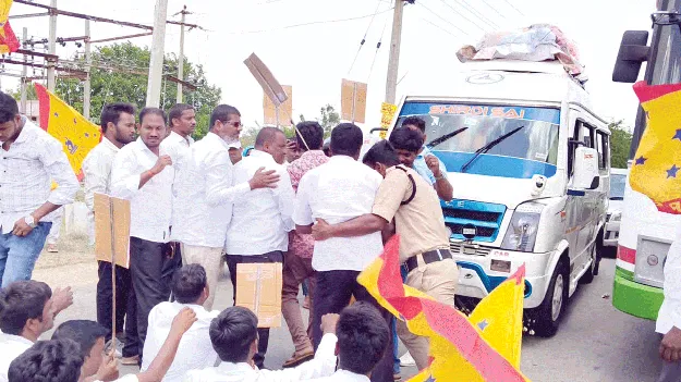 ఒకేషనల్‌ కోర్సును కొనసాగించకపోతే ఉద్యమిస్తాం 