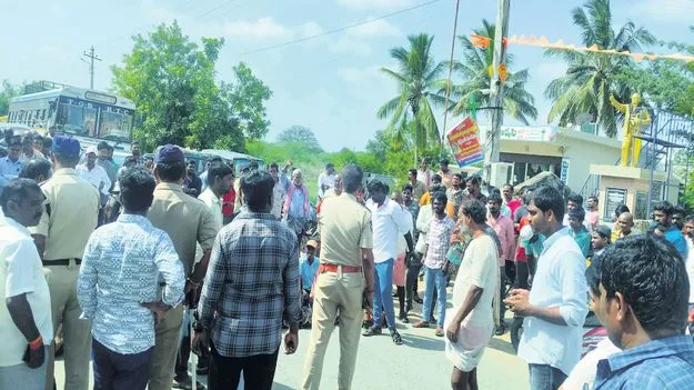 బాధిత కుటుంబానికి పరిహారం ఇవ్వాలి