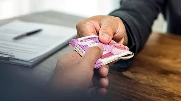 ACB: ఏసీబీకి చిక్కిన ఇద్దరు అధికారులు