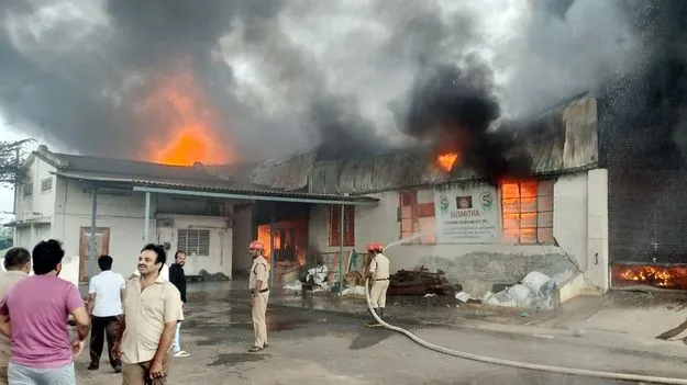 పరుపుల తయారీ పరిశ్రమ దగ్ధం