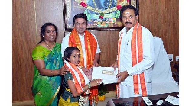 వరసిద్ధుడికి బంగారు విభూది పట్టి కానుక