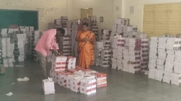 పిల్లలకు పుస్తకాలు సిద్ధం