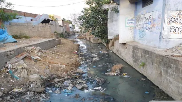 peddapally :  కాలువలు తీసేవారు లేరు... 