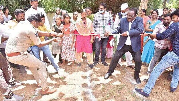 happy happy సందడే సందడి