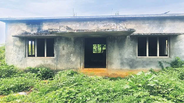 అసంపూర్తి భవనాలకు మోక్షమెన్నడో?