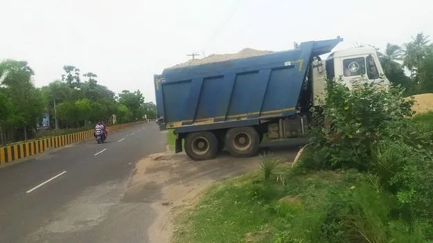 బుసలు కొడుతున్న బుసక వ్యాపారం 
