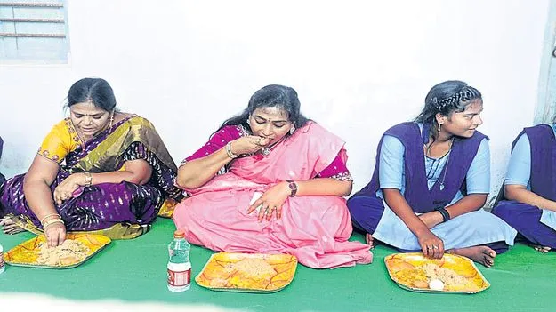 పండుగలా పేరెంట్‌, టీచర్‌ మీట్‌