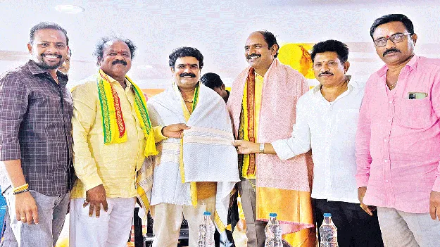 కష్టపడేవారికి పార్టీలో తగిన గుర్తింపు