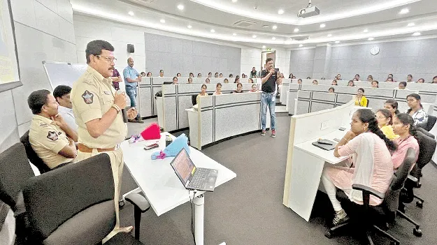 వేధింపులపై అప్రమత్తంగా ఉండాలి: డీఎస్పీ