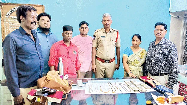 నిజాయితీ చాటిన ఆ ముగ్గురు..