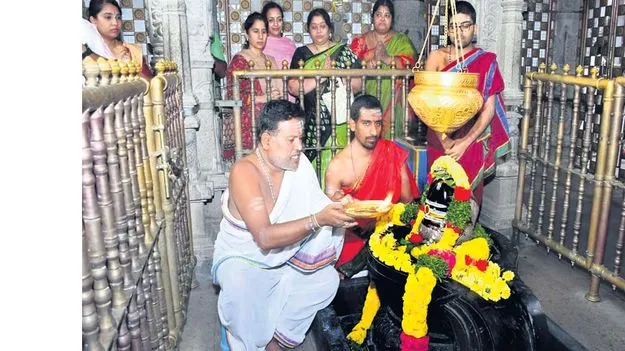 శివకేశవులకు విశేష పూజలు 