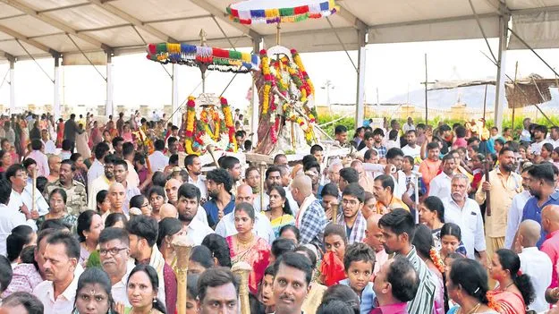 గుట్టలో భక్తుల సందడి