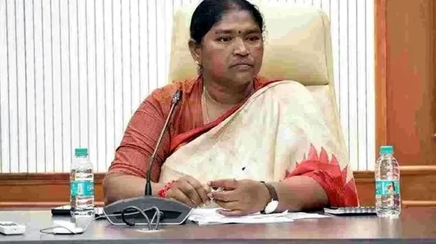 Seethakka: ఇళ్ల పేరిట ఇసుకను అమ్ముకున్నారు : సీతక్క